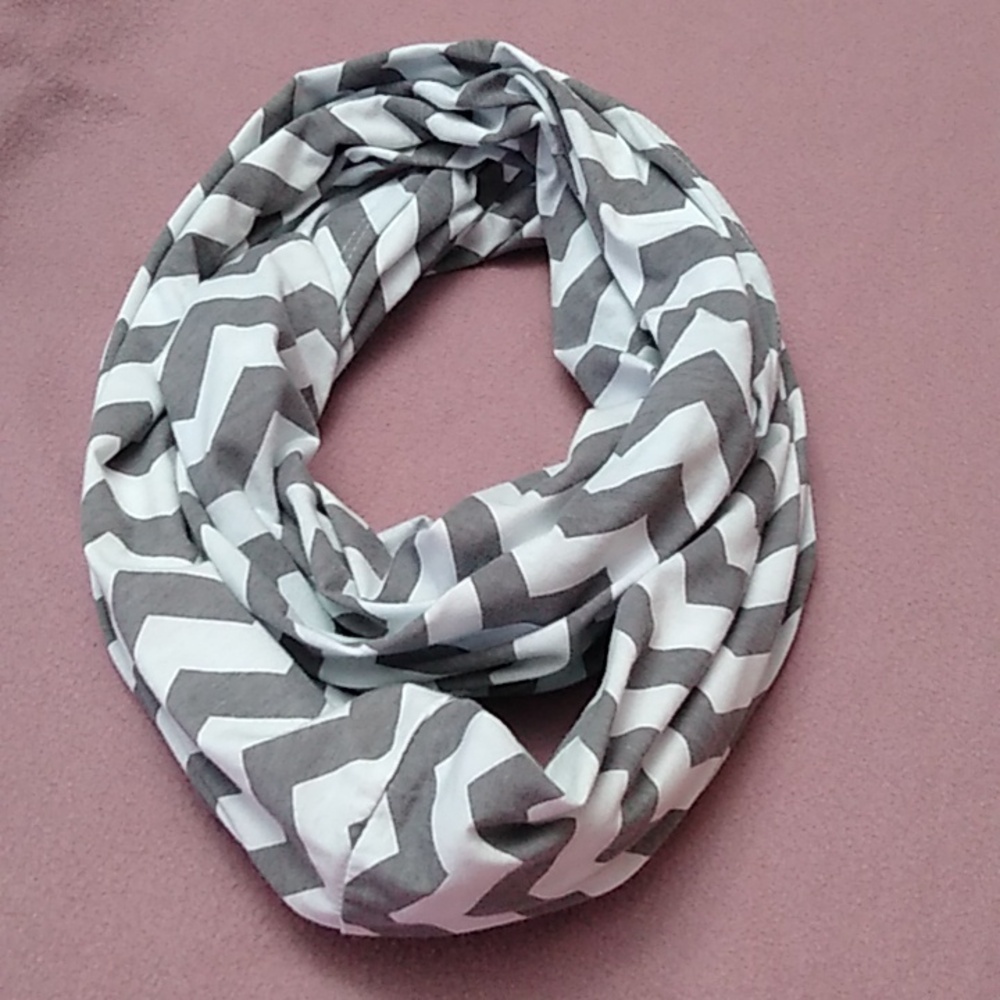 Nursing Happens Infinity Breastfeeding Scarf Grey and White 👶